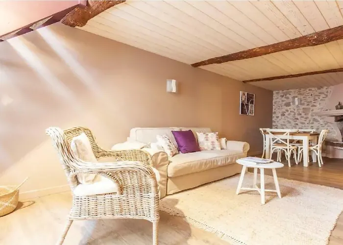 2 Bedrooms 2 Bathrooms In Old *