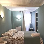 2 Bedrooms 2 Bathrooms In Old *