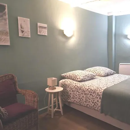 2 Bedrooms 2 Bathrooms In Old *