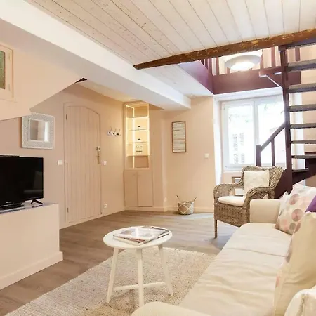 2 Bedrooms 2 Bathrooms In Old *