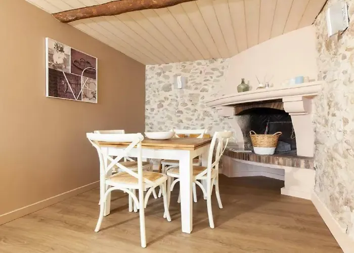 2 Bedrooms 2 Bathrooms In Old Apartamento