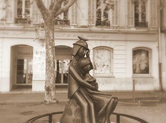 2 Bedrooms 2 Bathrooms In Old Antibes